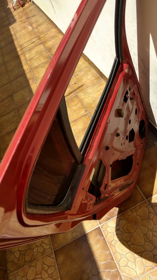 Porta traseira esquerda do Renault Sandero ano 2008 a 2012 com friso em perfeito estado50000